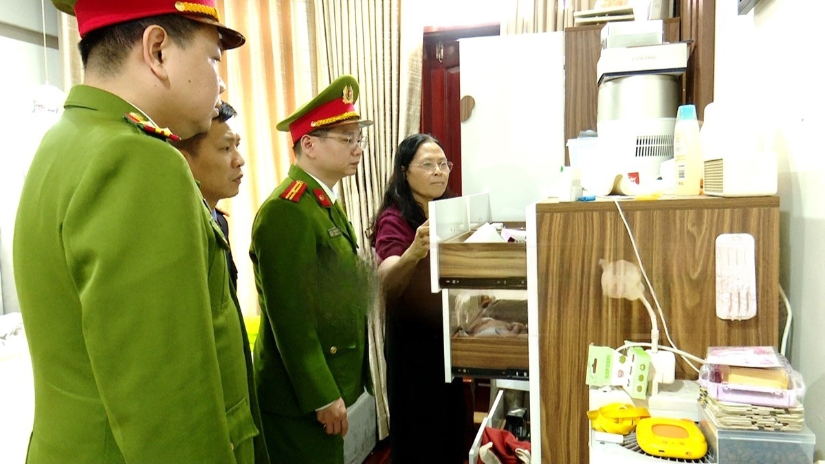 Lực lượng chức năng khám xét nơi làm việc, nơi ở của Nguyễn Đức Dương