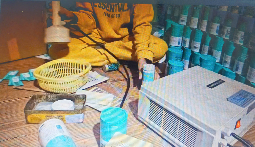 Công đoạn sản xuất, đóng gói hoàn thiện sản phẩm được làm rất sơ sài. Ảnh: Công an Thanh Hoá