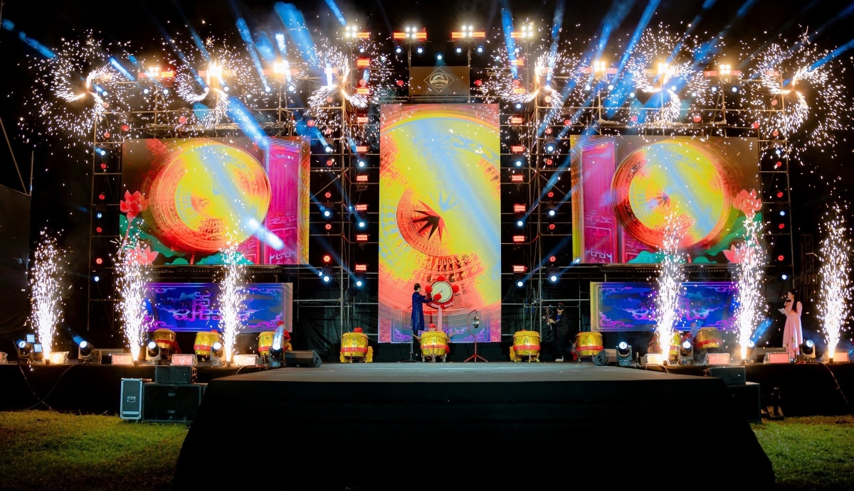 Lãnh đạo phường Phú Xuân đánh trống khai mạc chương trình “Tết Phú Xuân – Sắc vị Kinh Kỳ”.