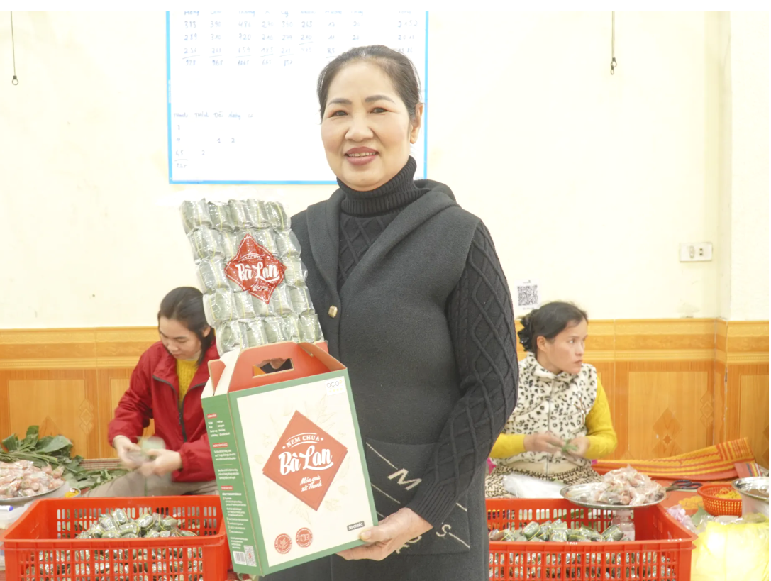 Bà Đỗ Thị Lan, chủ cơ sở sản xuất nem chua Bà Lan (sản phẩm OCOP 4 sao), giới thiệu hộp quà Tết OCOP tại khu vực sản xuất ở Thanh Hóa.