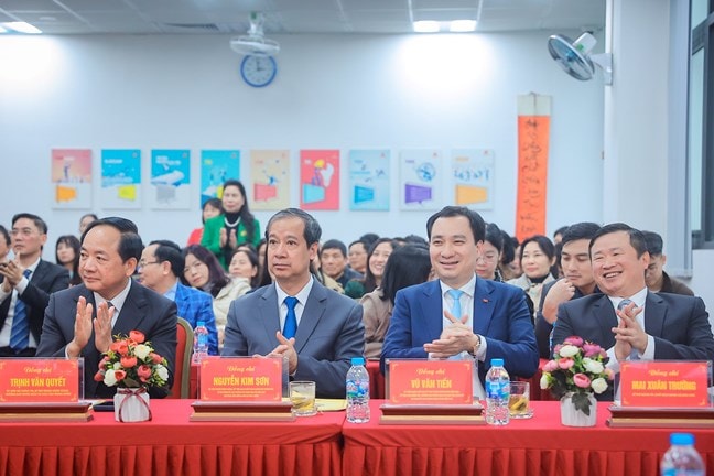 100% cử tri tham dự đã biểu quyết, thể hiện sự tín nhiệm tuyệt đối với 4 người ứng cử. Ảnh: HNM
