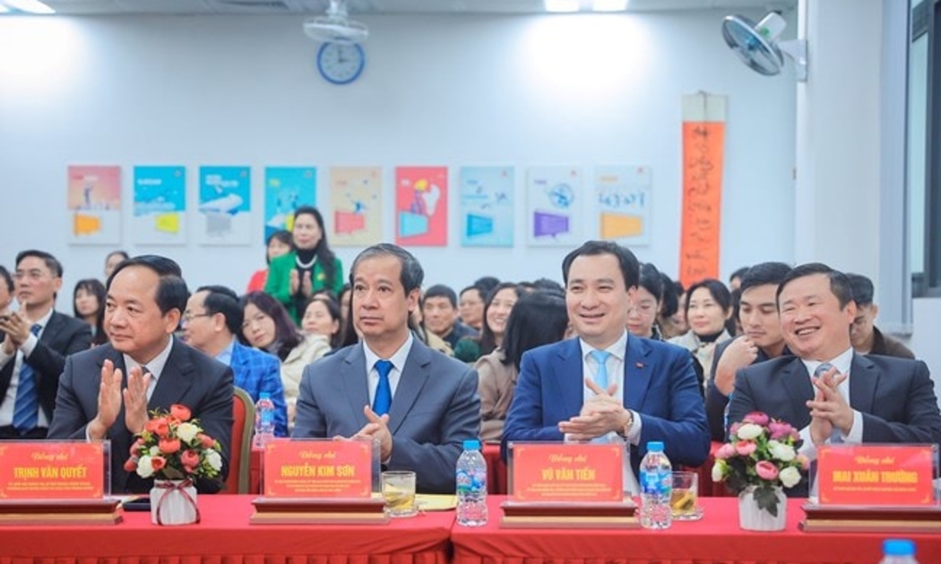 100% cử tri tham dự đã biểu quyết, thể hiện sự tín nhiệm tuyệt đối với 4 người ứng cử. Ảnh: HNM