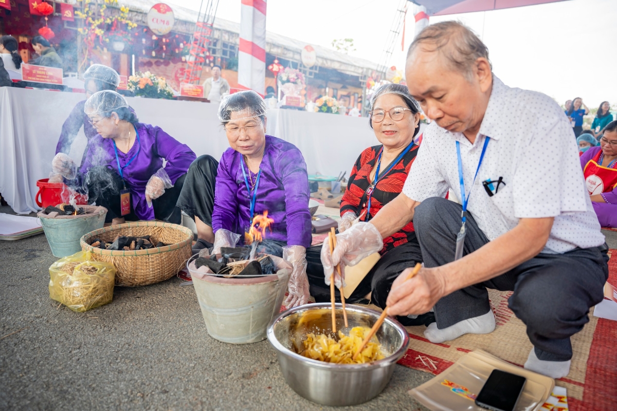 Các đội thi làm mức gừng tại chương trình “An Cựu – Hương Sắc Tết”.