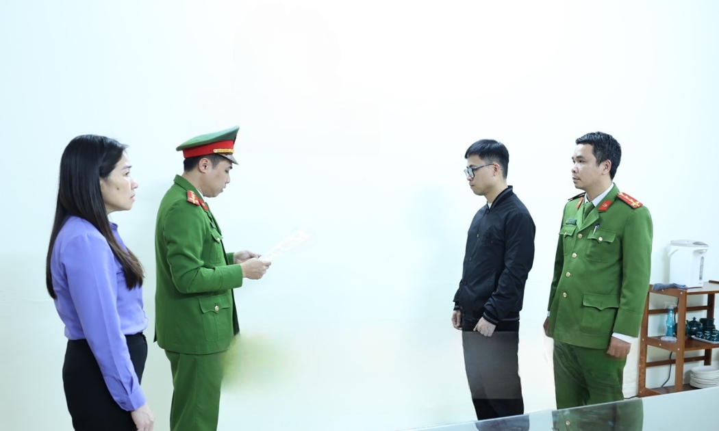 Cơ quan Cảnh sát điều tra Công an tỉnh Ninh Bình công bố Quyết định khởi tố bị can đối với Nguyễn Đức Dương (áo đen)
