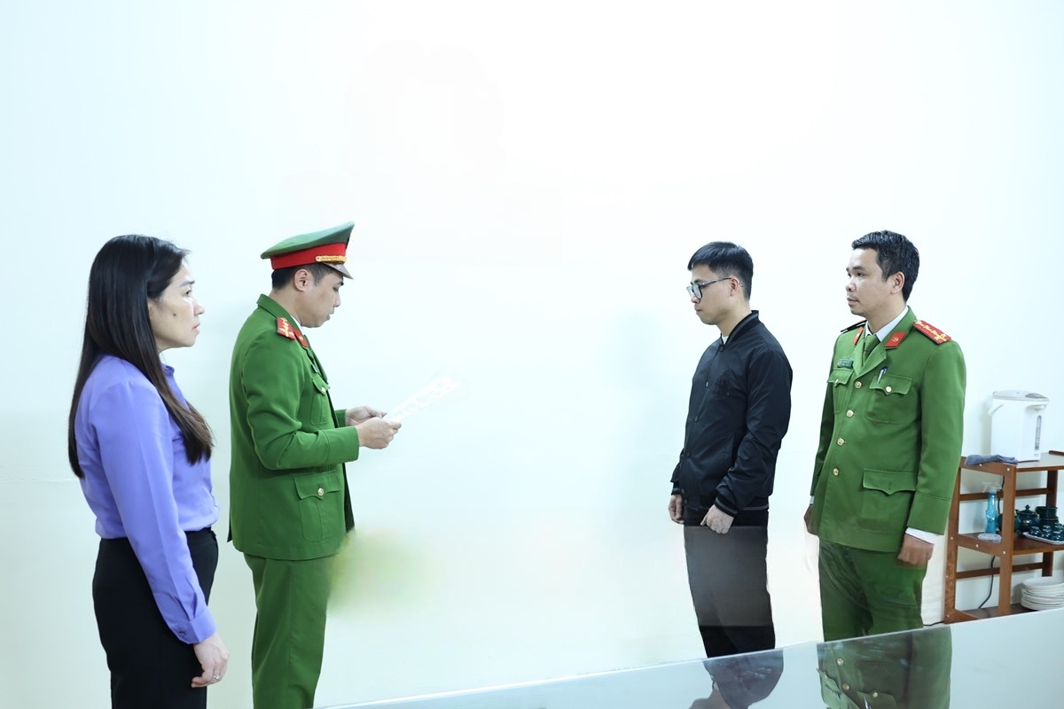 Cơ quan Cảnh sát điều tra Công an tỉnh Ninh Bình công bố Quyết định khởi tố bị can đối với Nguyễn Đức Dương (áo đen)