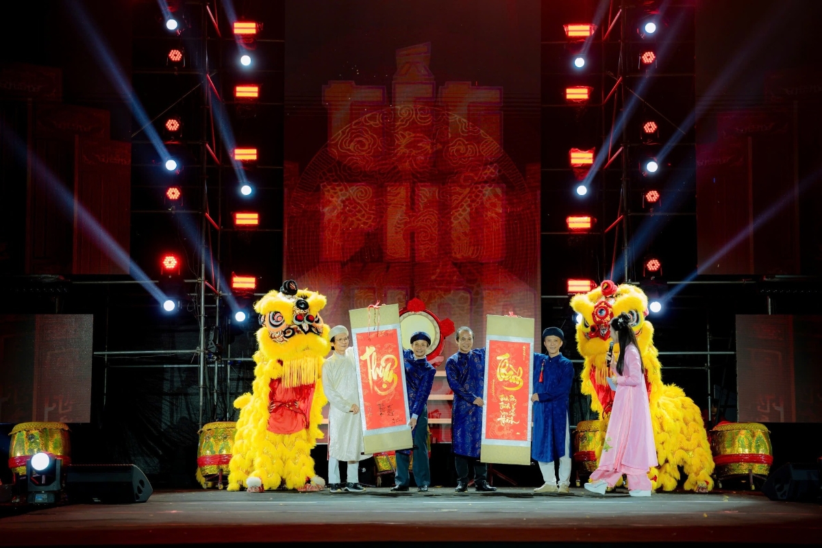 Viết
thư pháp tại chương trình.