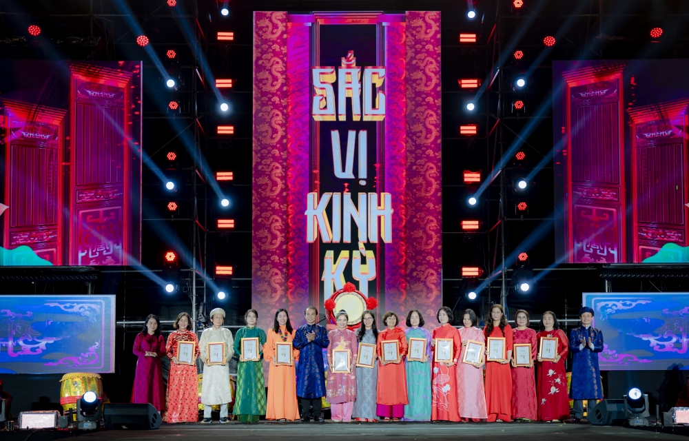 Lãnh đạo phường Phú Xuân trao giấy chứng nhận cho các doanh nghiệp.