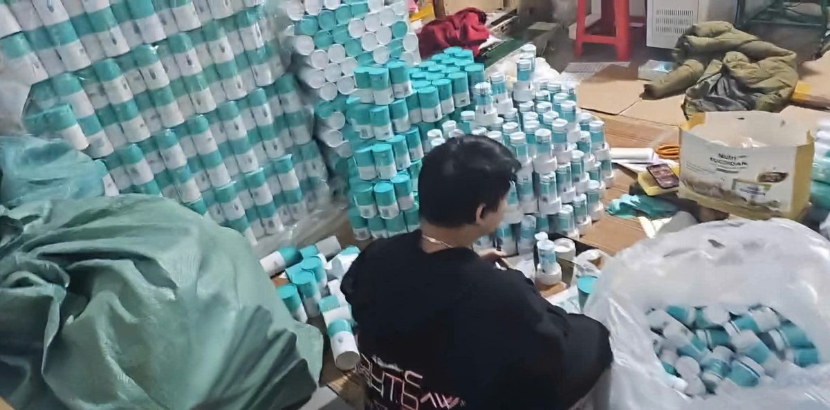 Các loại thuốc và thực phẩm chức năng giả đang được các đối tượng hoàn thiện. Ảnh: Công an Thanh Hoá