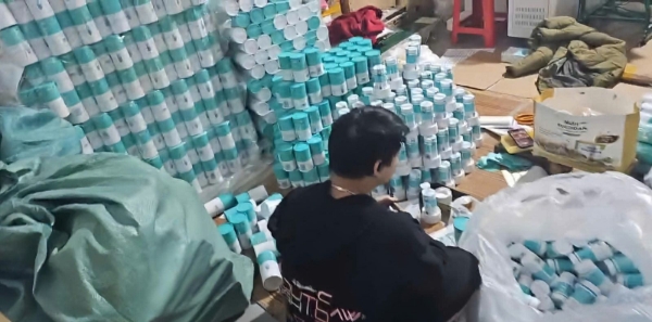 Các loại thuốc và thực phẩm chức năng giả đang được các đối tượng hoàn thiện. Ảnh: Công an Thanh Hoá