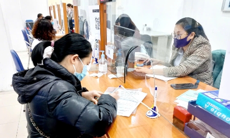 Người lao động làm thủ tục hưởng bảo hiểm thất nghiệp tại sàn việc làm Hà Nội. Ảnh: Nhật Dương.
