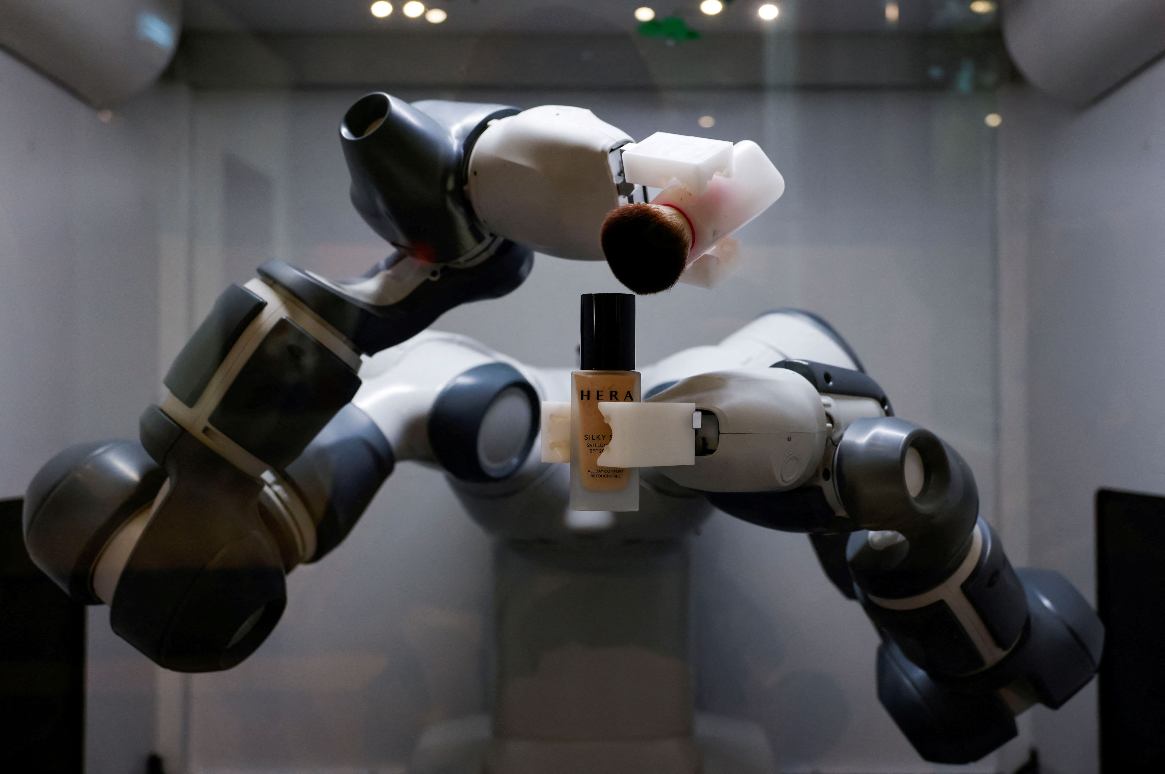 Các nhà đầu tư và nhà bán lẻ đang đặt niềm tin vào các robot dịch vụ làm đẹp ứng dụng AI.