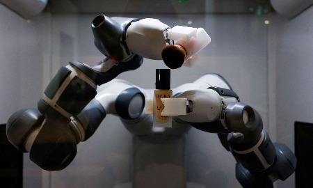 Các nhà đầu tư và nhà bán lẻ đang đặt niềm tin vào các robot dịch vụ làm đẹp ứng dụng AI.