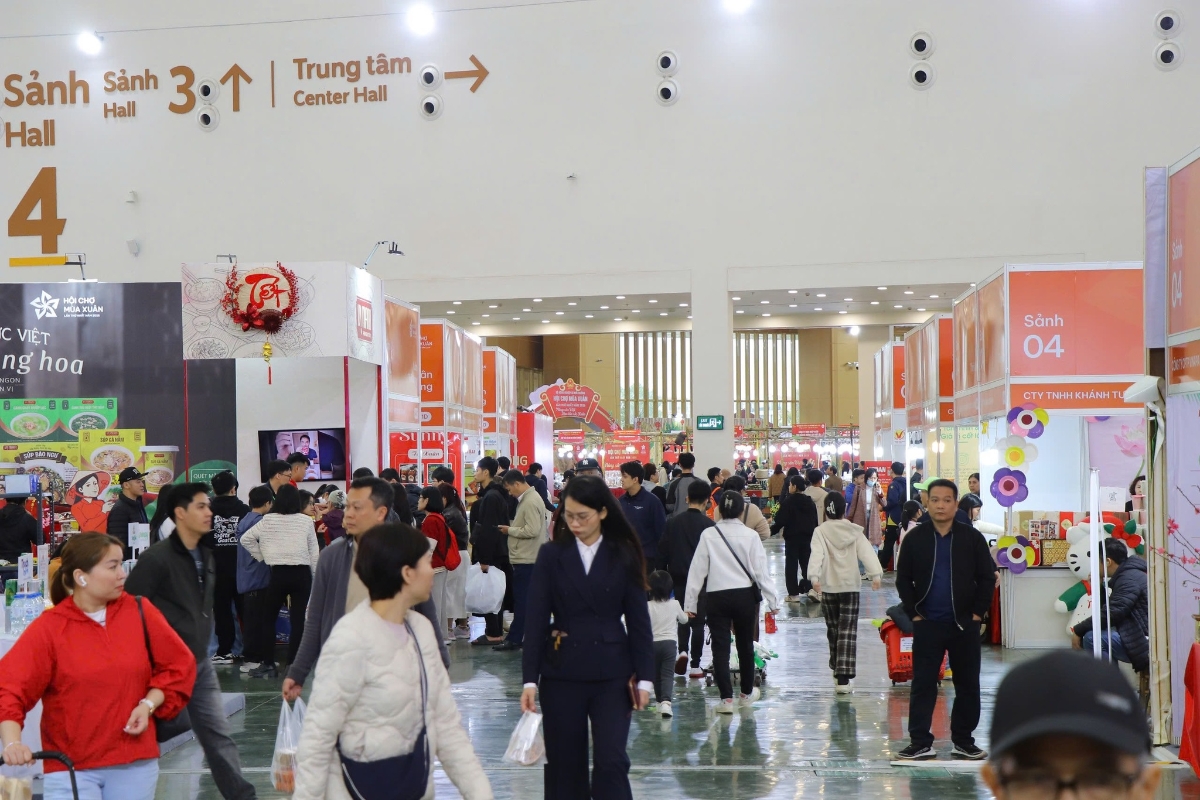 Hội chợ Mùa xuân rộn ràng không khí mua sắm trong những ngày cuối tuần.
