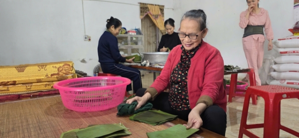 Những tàu lá chuối được hơ lửa, lau sạch trước khi gói bánh.