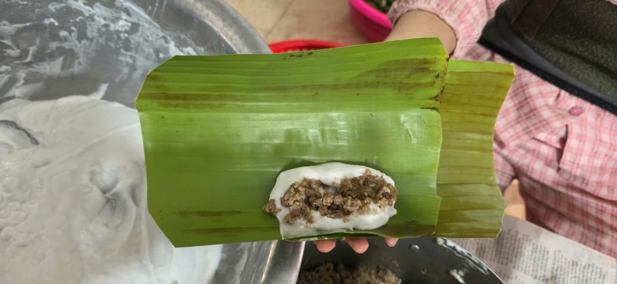 Nhân bánh răng bừa Xuân Lập chỉ gồm thịt lợn, hành khô và gia vị truyền thống.