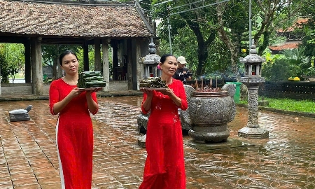 Là món ăn dân dã nhưng mang nhiều yếu tố thiêng liêng nên hàng năm vào các dịp lễ tết quan trọng, người dân trong vùng thành kính dâng bánh lên đền thờ vua Lê.