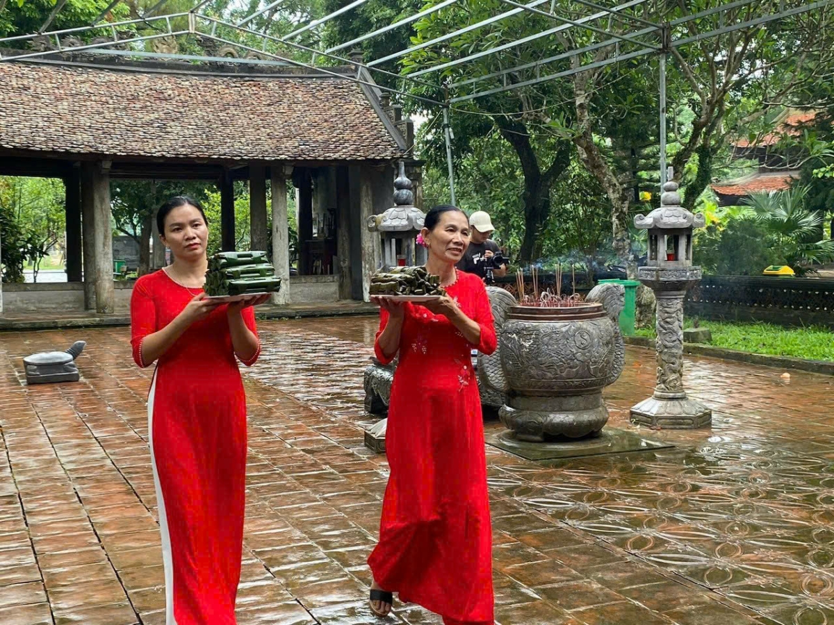 Là món ăn dân dã nhưng mang nhiều yếu tố thiêng liêng nên hàng năm vào các dịp lễ tết quan trọng, người dân trong vùng thành kính dâng bánh lên đền thờ vua Lê.