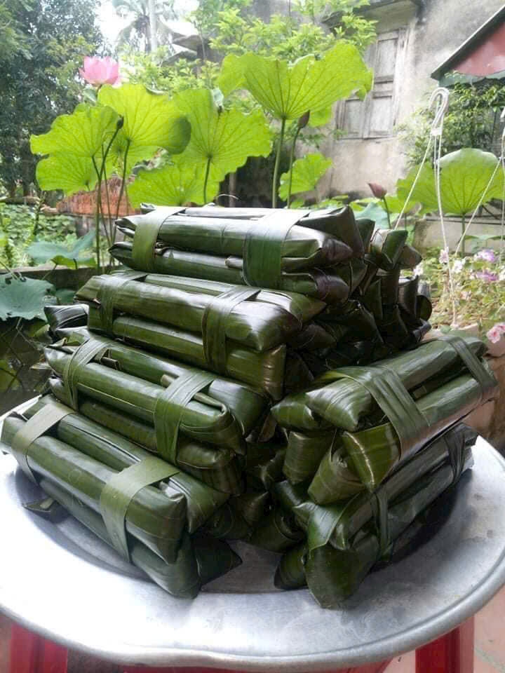 Mẻ bánh vừa chín, tỏa mùi thơm mộc mạc của gạo mới và lá chuối.