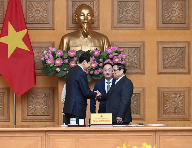 Thủ tướng Chính phủ Phạm Minh Chính tiếp đồng chí Hà Vĩ, Đại sứ đặc mệnh toàn quyền nước Cộng hòa nhân dân Trung Hoa tại Việt Nam - Ảnh: VGP