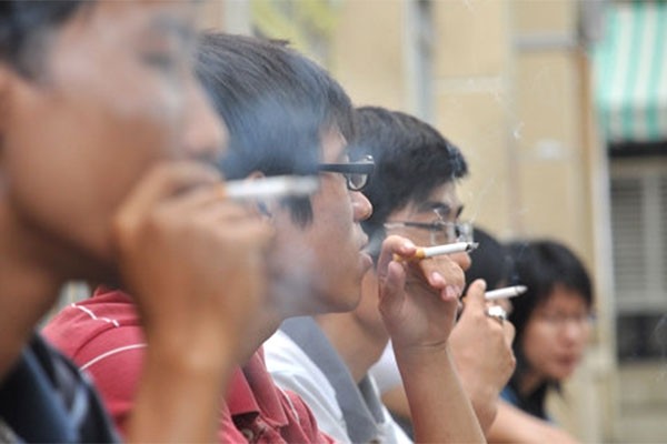 Giá thuốc lá rẻ khiến nhiều Việt người tiếp cận được sản phẩm này một cách dễ dàng. 