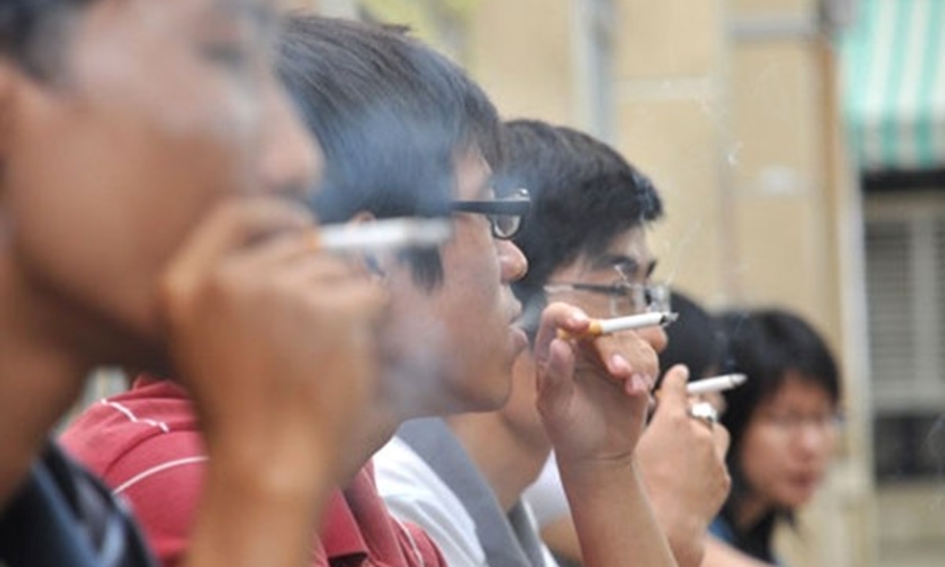 Giá thuốc lá rẻ khiến nhiều Việt người tiếp cận được sản phẩm này một cách dễ dàng. 