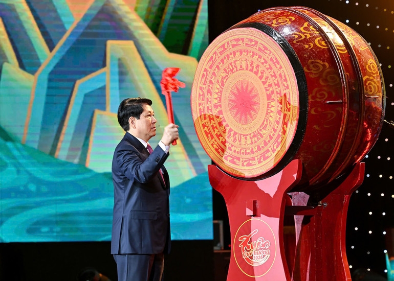 Chủ tịch nước đánh trống khai xuân. Ảnh: Nhân Dân.