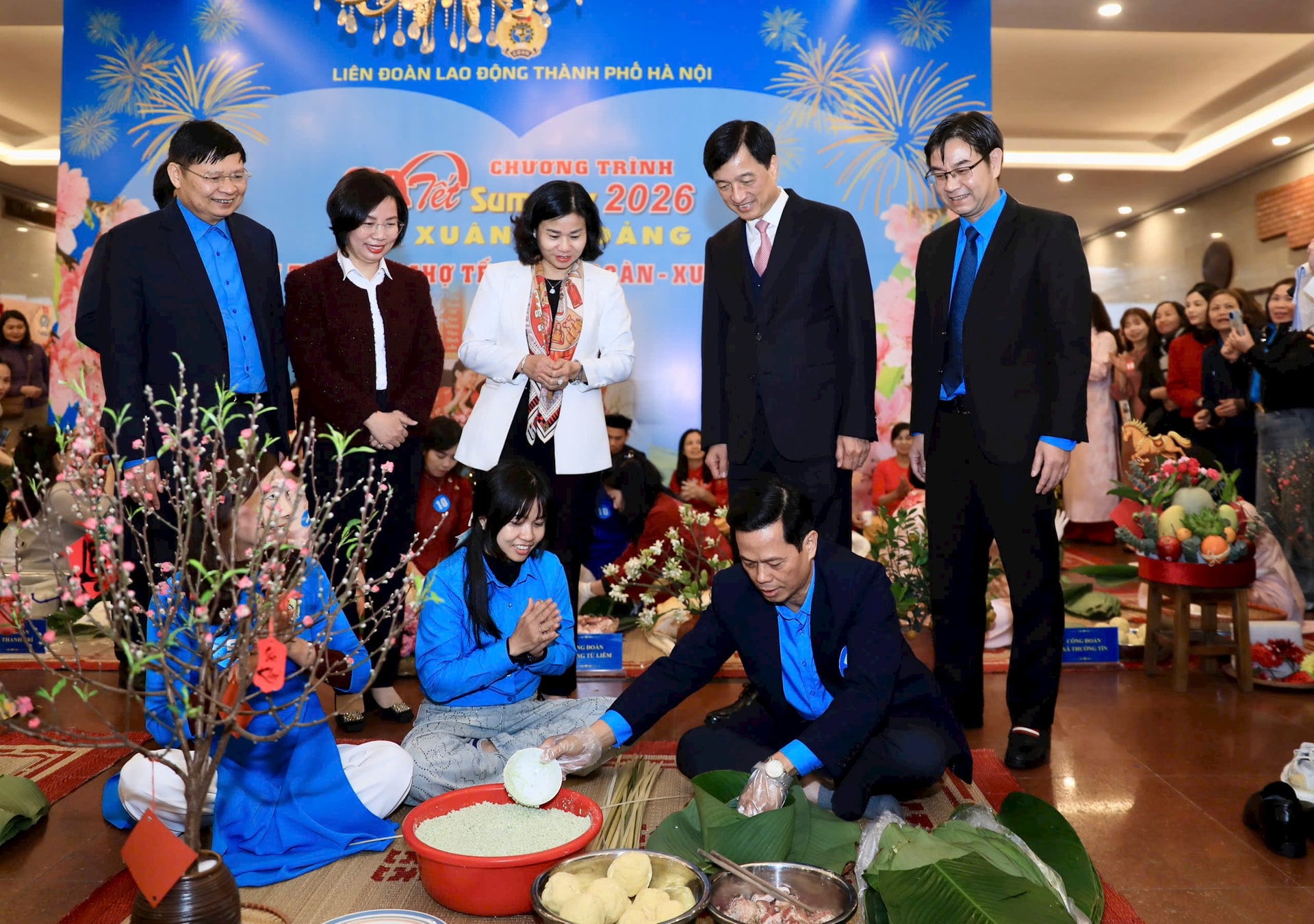 Các đồng chí lãnh đạo Trung ương, và TP. Hà Nội tham gia chương trình "Tết sum vầy - Xuân ơn Đảng" năm 2026 với công nhân Thủ đô.
