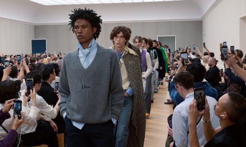 Từ sàn runway lãng mạn đến cỗ máy tăng trưởng