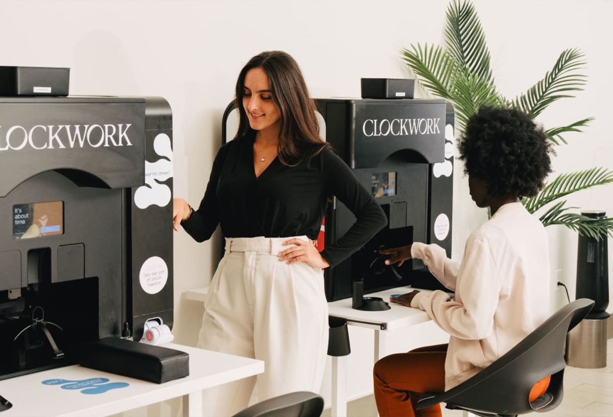 Robot đã xuất hiện và có thể sơn móng, gắn mi giả hay massage cho khách hàng.