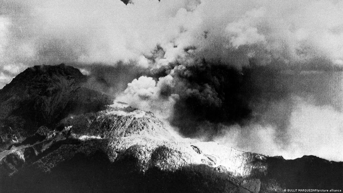 Vụ phun trào núi Pinatubo từng làm giảm nhiệt độ toàn cầu nhờ bơm hàng triệu tấn aerosol vào khí quyển. Ảnh: BULLIT MARQUEZ/AP/picture alliance