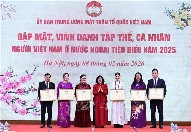Bà Bùi Thị Minh Hoài, Chủ tịch Ủy ban Trung ương Mặt trận Tổ quốc Việt Nam trao bằng khen cho các cá nhân tiêu biểu. Ảnh: TTXVN.