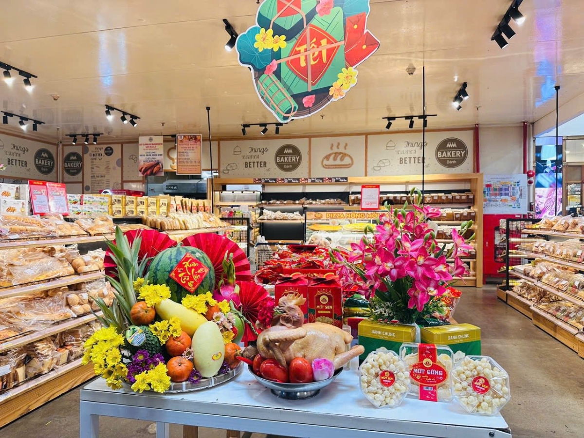 Các siêu thị đang bày bán đủ các mặt hàng chuẩn bị cho mâm lễ thắp hương mừng Tết đến xuân về.