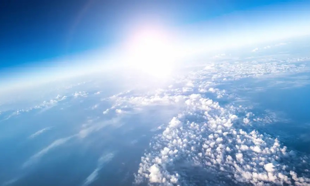 Một số startup đang thử nghiệm thả aerosol vào tầng bình lưu nhằm phản xạ bức xạ Mặt Trời và làm mát Trái đất. Ảnh: ingimage/IMAGO