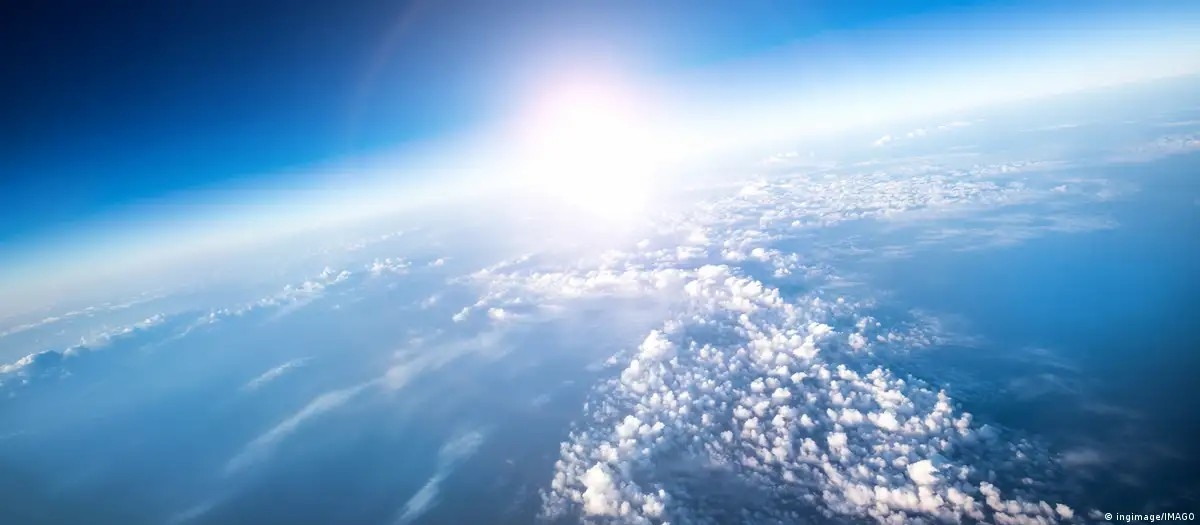 Một số startup đang thử nghiệm thả aerosol vào tầng bình lưu nhằm phản xạ bức xạ Mặt Trời và làm mát Trái đất. Ảnh: ingimage/IMAGO