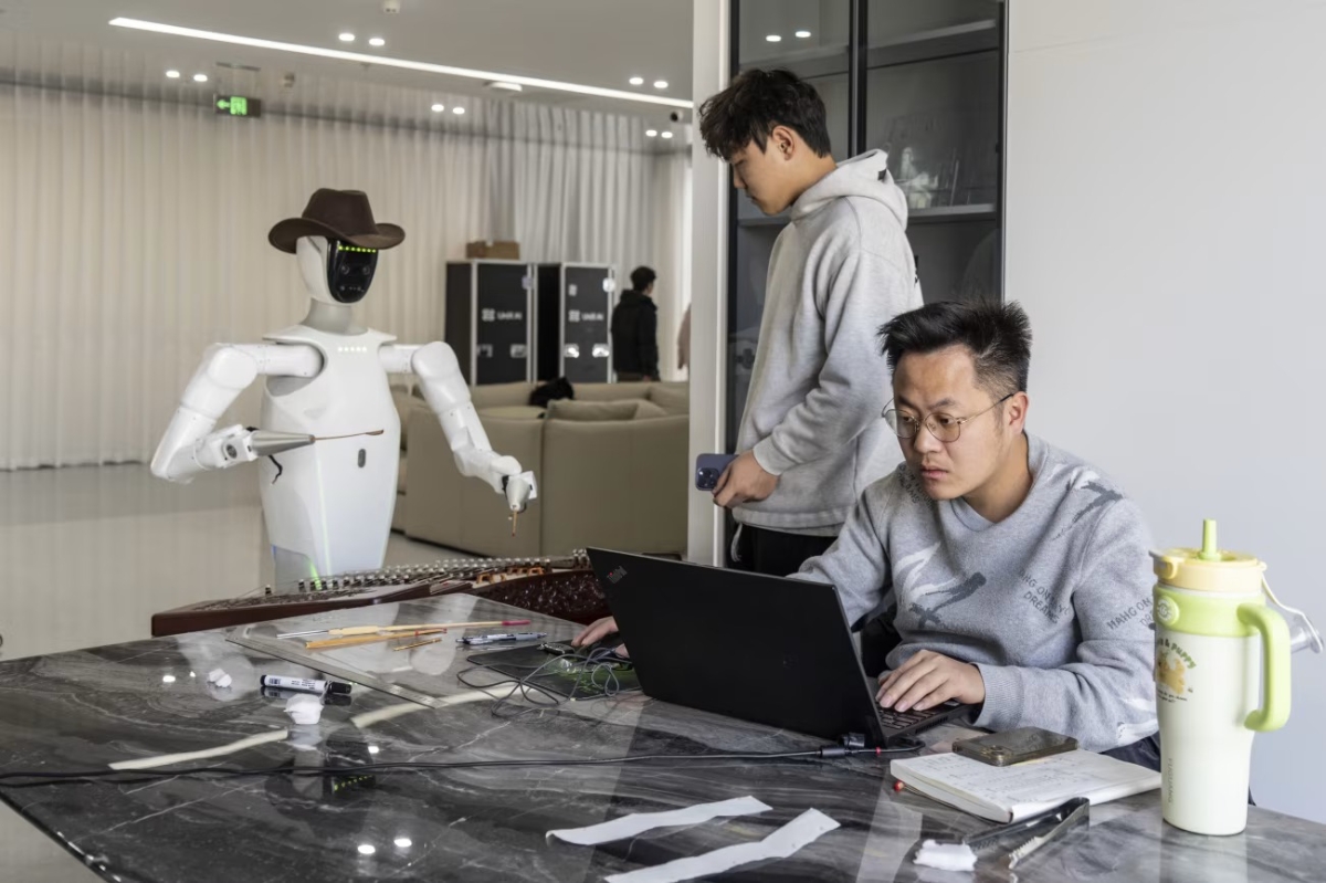 Tại Bắc Kinh, một khu phát triển kinh tế dành riêng cho startup robot hình người đã được hình thành, với tổng các quỹ hỗ trợ AI và robot lên tới 14 tỷ USD.