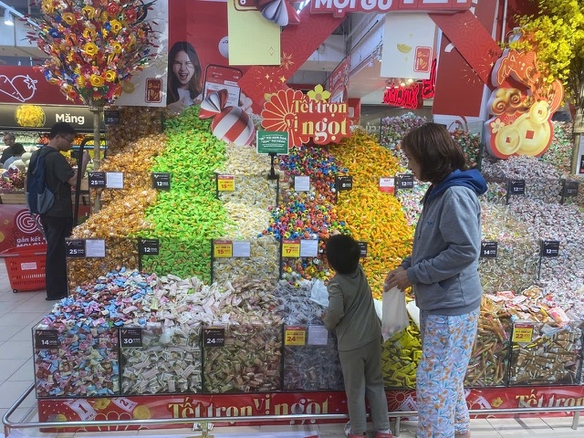 Hàng hóa dồi dào phục vụ Tết Bính Ngọ tại một Siêu thị ở Đà Nẵng Ảnh Ngô Anh Văn