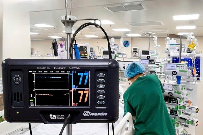 Bác sỹ chẩn đoán bệnh nhân bị viêm cơ tim cấp nghi do biến chứng của sốt siêu vi.