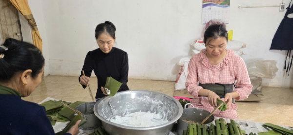 Công đoạn gói bánh đòi hỏi sự tỉ mỉ và kinh nghiệm lâu năm.