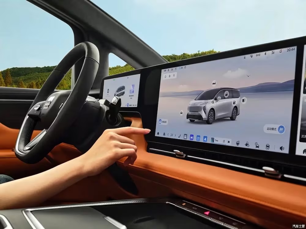 <i>Các quy định mới của Mỹ sẽ sớm cấm phần mềm Trung Quốc trong các hệ thống xe hơi kết nối với điện toán đám mây, một phần trong nỗ lực ngăn chặn camera, micro và hệ thống theo dõi GPS trong xe hơi bị các đối thủ nước ngoài khai thác.</i>