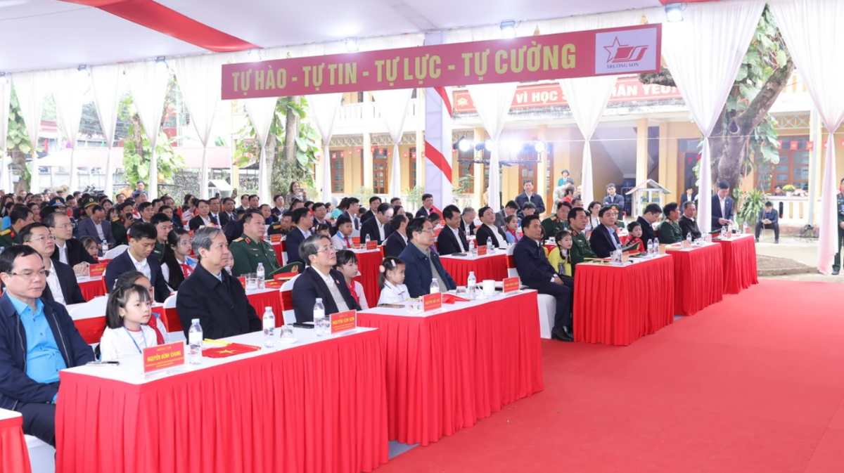 Các đại biểu cùng đông đảo nhân dân, học sinh dự lễ khởi công dự án Trường liên cấp Cẩm Thạch.&nbsp;Ảnh: Minh Hiếu