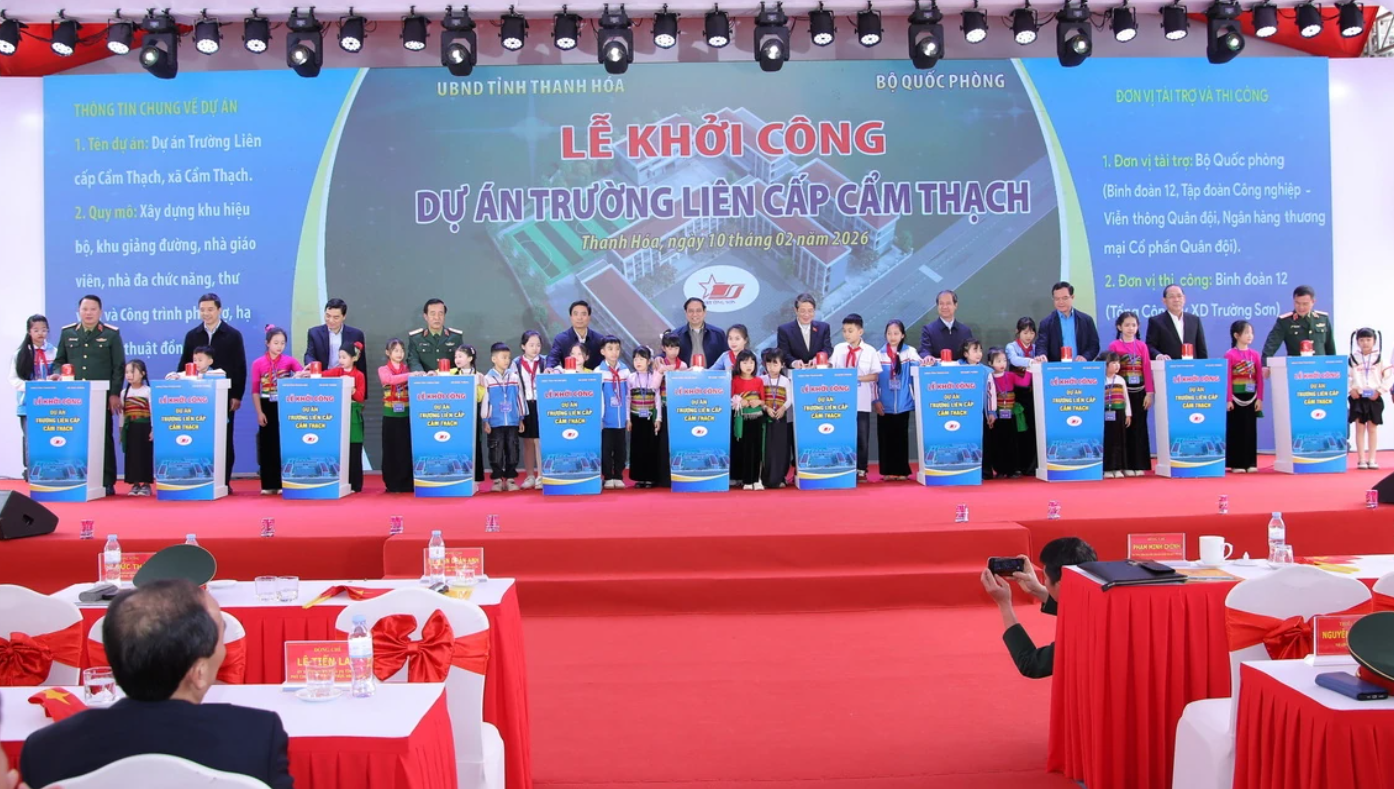 Lãnh đạo Trung ương và tỉnh Thanh Hóa thực hiện nghi thức khởi công công trình.&nbsp;Ảnh: Minh Hiếu