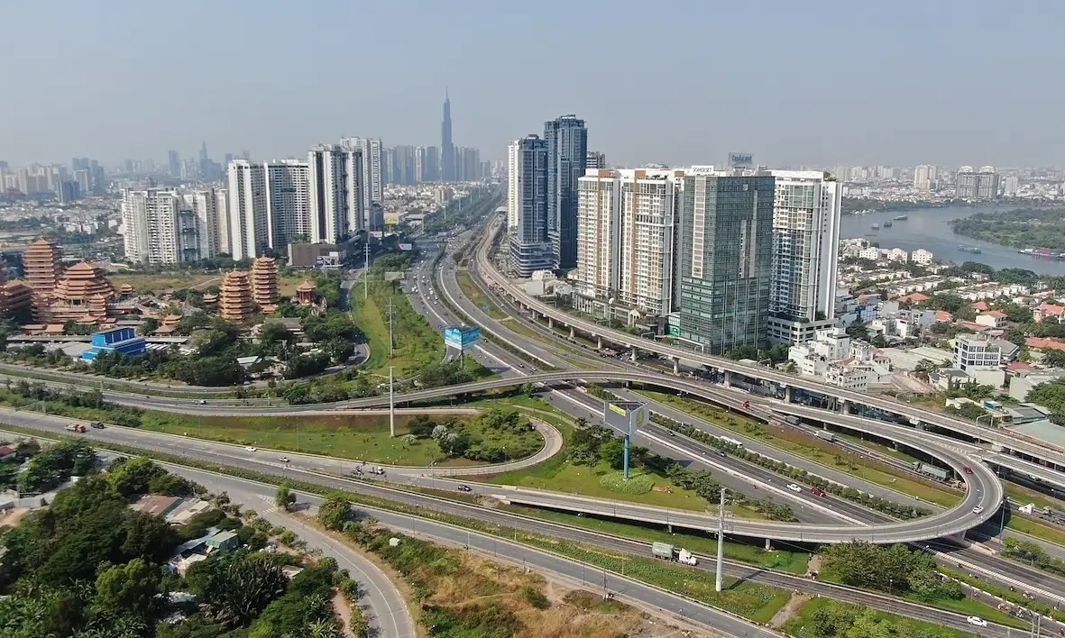 Sự phát triển hạ tầng không chỉ là chuyện “đường xá” mà là một nhân tố quyết định trong thay đổi cấu trúc kinh tế xã hội. Trong ảnh: Nút giao ngã ba Cát Lái, TP.HCM