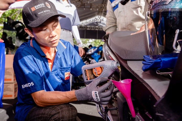 Sản phẩm dầu nhớt ENEOS là sự lựa chọn của nhiều cửa hàng sửa chữa xe máy, gara trên cả nước. Ảnh: ENEOS.