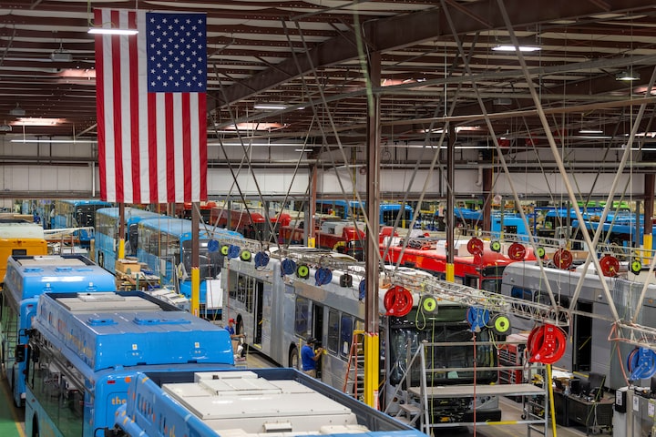 Xe buýt tại nhà máy BYD ở California - Ảnh: Reuters