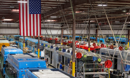 Xe buýt tại nhà máy BYD ở California - Ảnh: Reuters