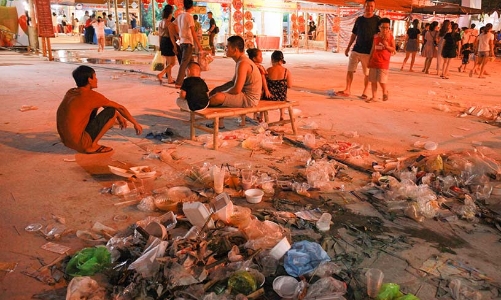 Du khách xả rác thải nhựa cao hơn gần 2 lần so với người dân sở tại ở các điểm du lịch