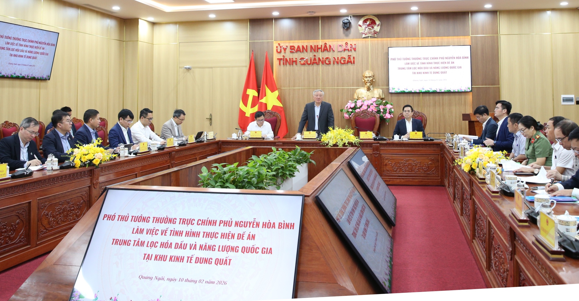 Phó Thủ tướng Thường trực Chính phủ Nguyễn Hòa Bình làm việc với tỉnh Quảng Ngãi.