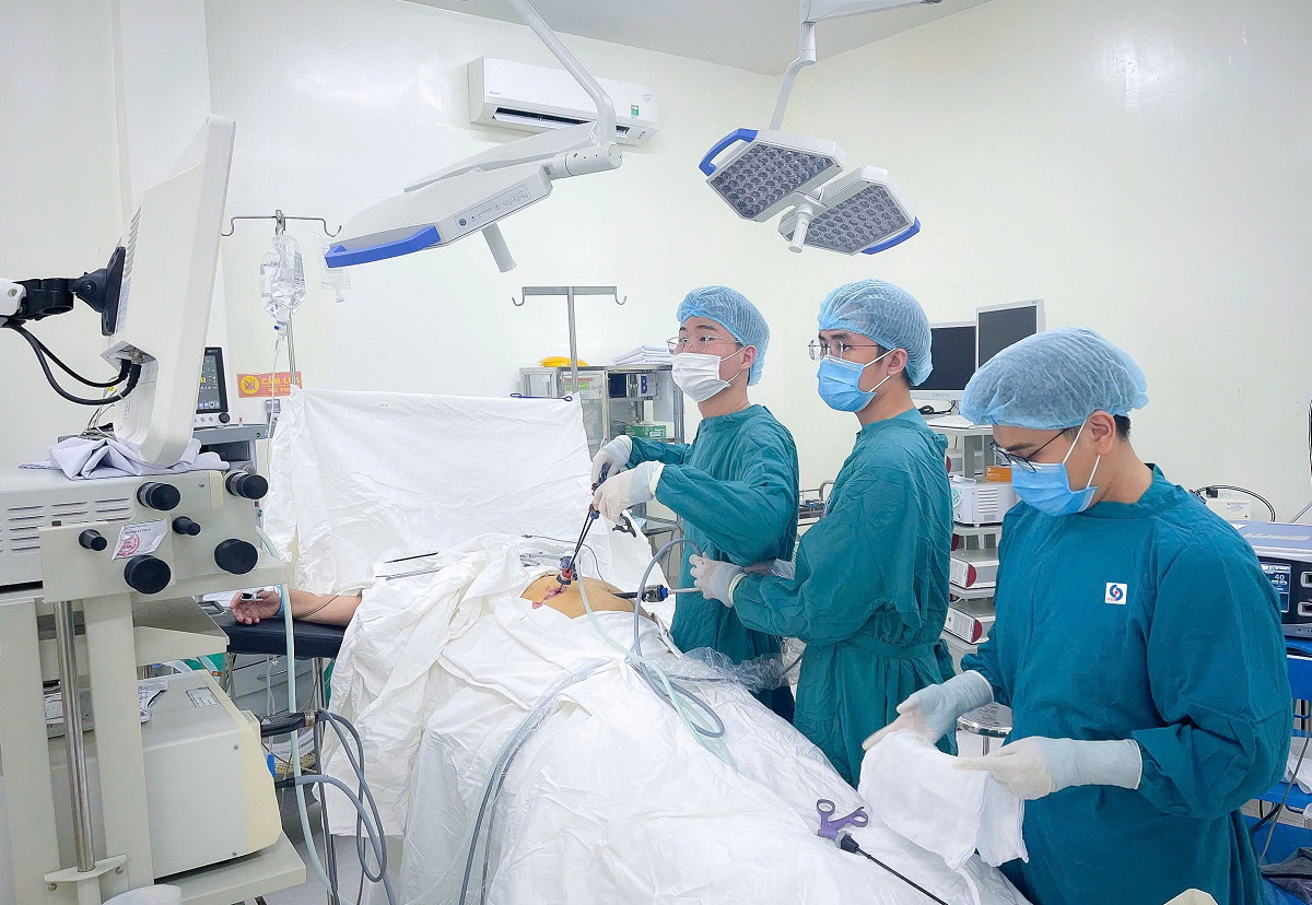 Các bác sĩ triển khai quy trình điều trị đa mô thức, phối hợp giữa nội soi mật tụy ngược dòng (ERCP) và phẫu thuật nội soi cắt túi mật.