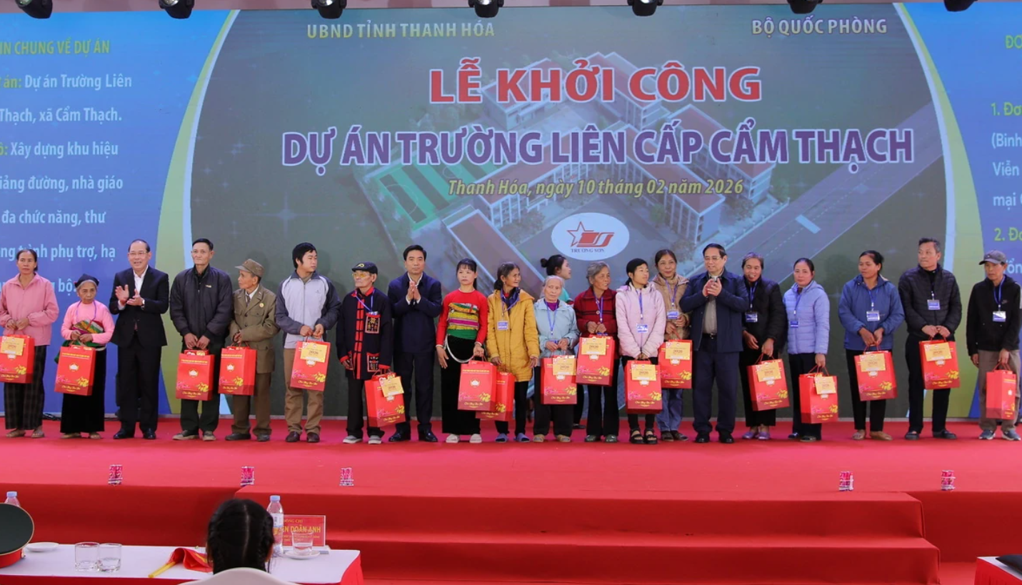 Thủ tướng trao quà cho hộ nghèo, công nhân lao động có hoàn cảnh khó khăn. Ảnh: Minh Hiếu