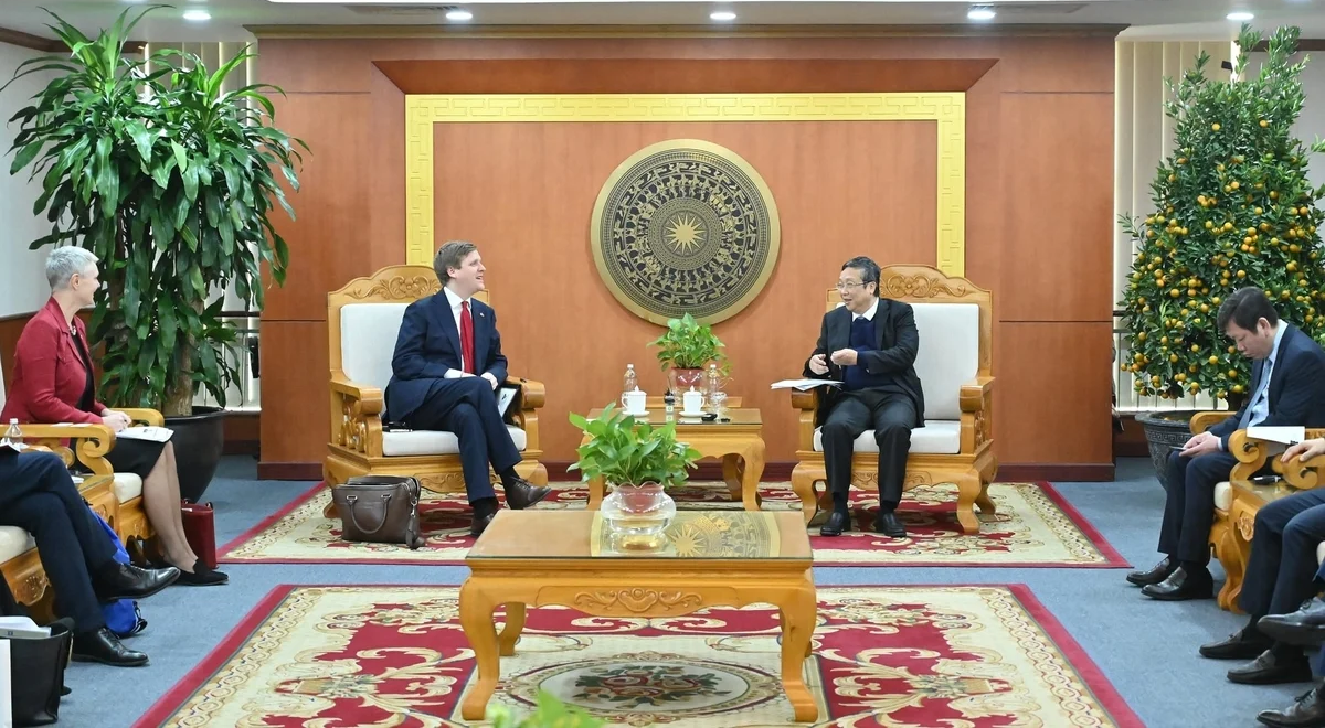 Thứ trưởng Bộ Nông nghiệp và Môi trường Hoàng Trung tiếp song phương Bộ trưởng Phát triển Quốc tế Na Uy Åsmund Aukrust. Ảnh: Kiều Chi